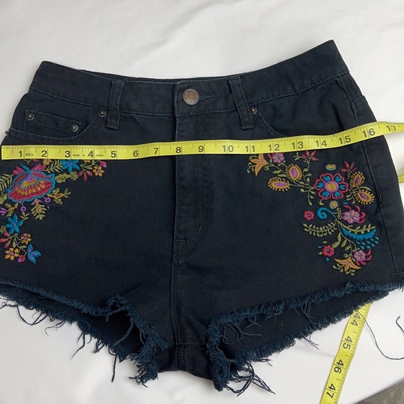 BDG High Rise Dree Cheeky Floral Embroidered Shorts Size 28w - Picture 6 of 14